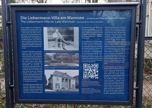 Informationstafel zur Liebermann-Villa am Wannsee mit Text, historischen Fotos und QR-Code zur Erhaltung und Pflege des historischen Gartens