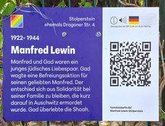 Gedenktafel mit Text zu Manfred Lewin, einem jungen jüdischen Liebespaar, mit QR-Code für Audio-Beitrag und Regenbogenflagge