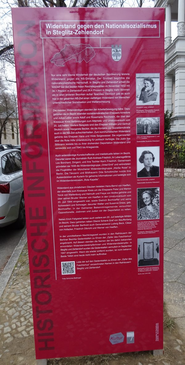 Eine große rote Stele mit Informationen und Bildern zum Widerstand im Nationalsozialismus.