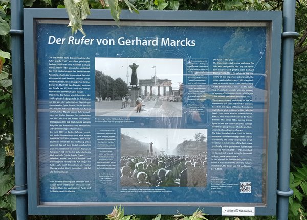 Informationstafel mit Text und historischen Schwarz-weiß-Fotos zur Skulptur "Der Rufer" von Gerhard Marcks