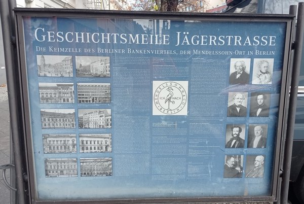 Blaue Informationstafel mit Text und Bildern zum Bankenviertel und der Familie Mendelssohn.