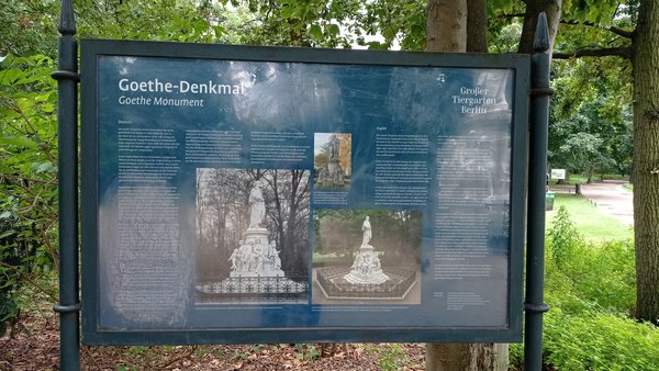 Blaue Infotafel mit Text und Fotos des Goethe-Denkmals.