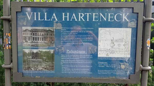 Blaue Infotafel mit Text und Bildern zur Villa Harteneck