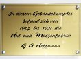 Ansicht Gedenktafel Hut- und Mützenfabrik G. A. Hoffmann