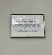 Gedenktafel aus Porzellan mit Text über Elsa Blochwitz in blauer Schrift.