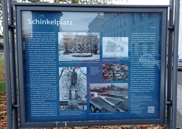 Informationstafel mit Text und historischen Fotos zum Schinkelplatz.