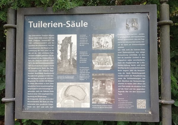 Informationstafel zur Tuilerien-Säule mit Text, historischen Fotos und Karten, umgeben von Pflanzen