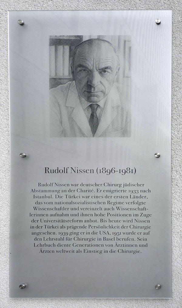 Eine Gedenktafel mit Porträt und Informationen zu Rudolf Nissen.