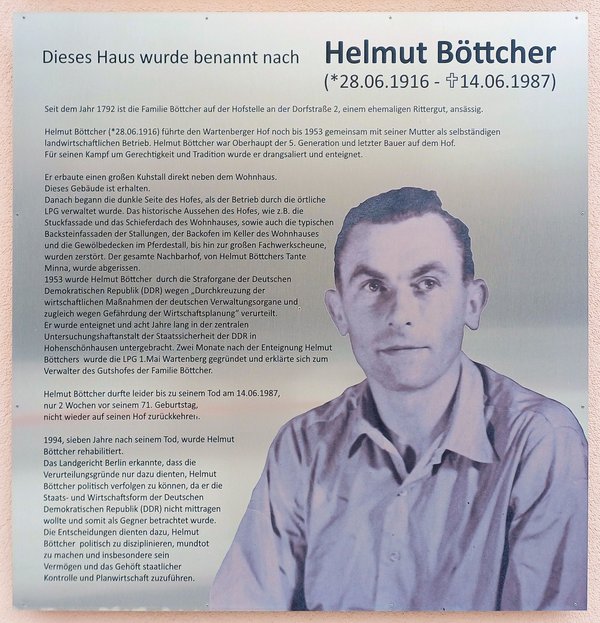 Gedenktafel mit Text und Porträt von Helmut Böttcher, der ein Hemd trägt