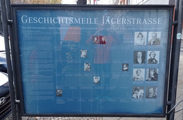 Blaue Informationstafel mit Text und Bildern zur Familie Mendelssohn.