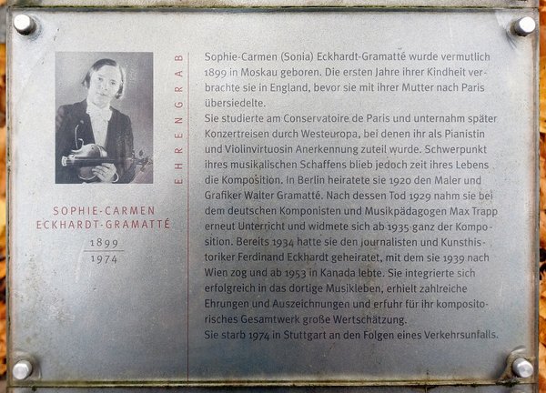 Eine Nahaufnahme der Gedenktafel für Sophie-Carmen Eckhardt-Gramatté mit Text und Porträt.