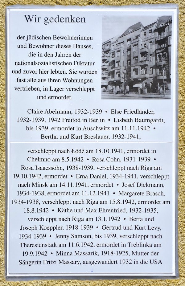 Gedenktafel mit Namen der ehemaligen jüdischen Hausbewohnenden und einem Foto des Hauses.