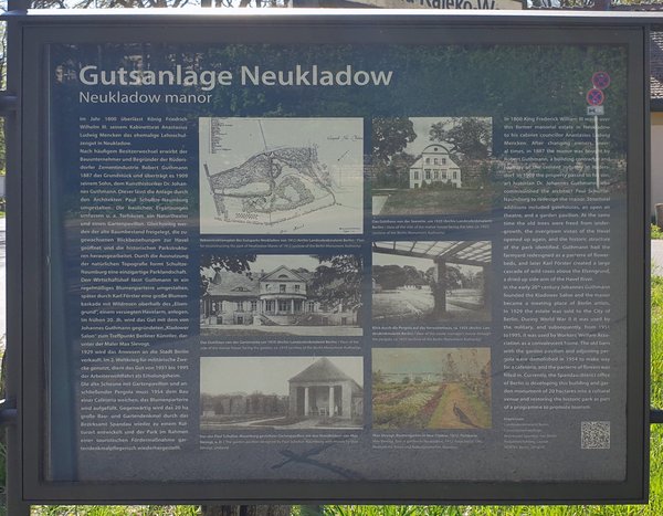 Informationstafel zur Gutsanlage Neukladow mit Texten in Deutsch und Englisch sowie historischen Plänen und Fotos des Anwesens