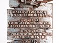 Ansicht Gedenktafel Bischofsweihen in der Corpus Christi-Kirche