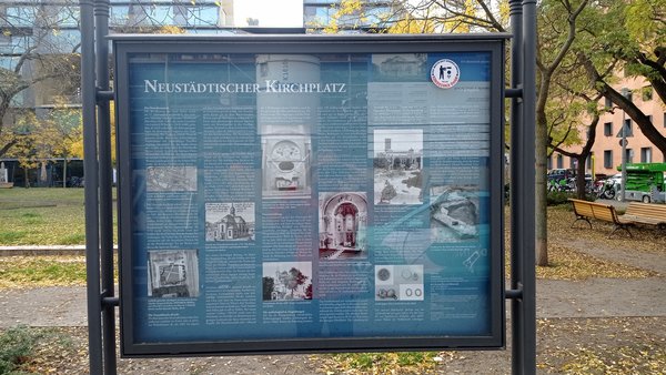 Blaue Informationstafel in deutscher Sprache mit Text und Bildern.