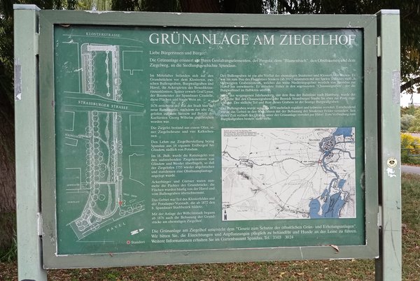 Informationstafel mit Lageplan und Text zur Grünanlage am Ziegelhof, befestigt an einem Metallgestell im Freien