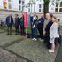 9 Personen stehen nach der Enthüllung neben der Gedenkstele.