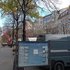 Die blaue Tafel steht in der Mitte, dahinter ist die Jägerstraße mit Bäumen, Autos und Gebäuden.