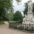 Das Goethe-Denkmal steht inmitten des grünen Tiergartens und ist umzäunt.