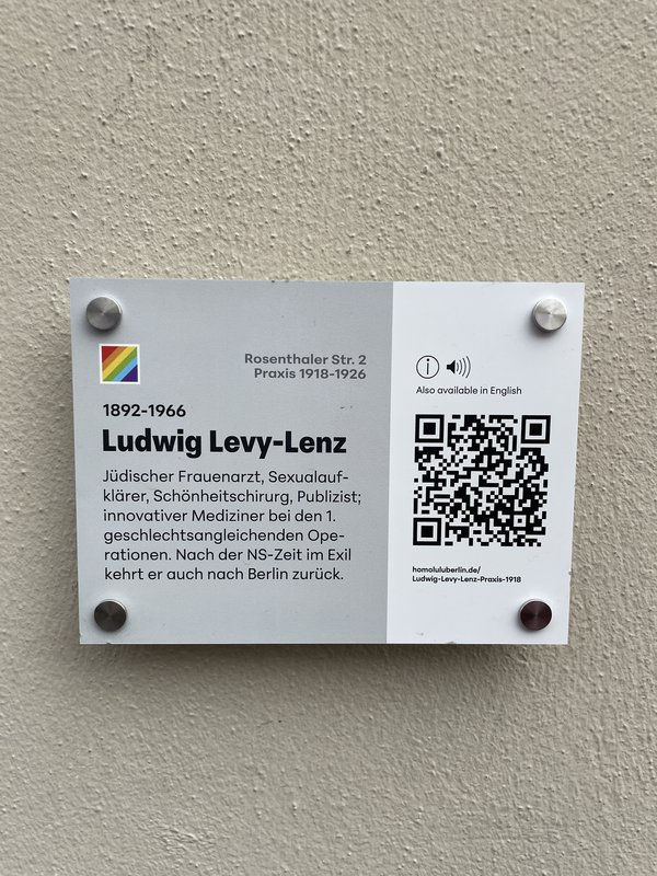 Kleine Gedenktafel mit Text zu Ludwig Levy-Lenz und einem QR-Code, der zu einer Audio-Tour weiterleitet.