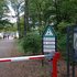 Standort der Tafel im Volkspark, neben einer rot-weißen Schranke und vor dem Eingang zum Freibad.