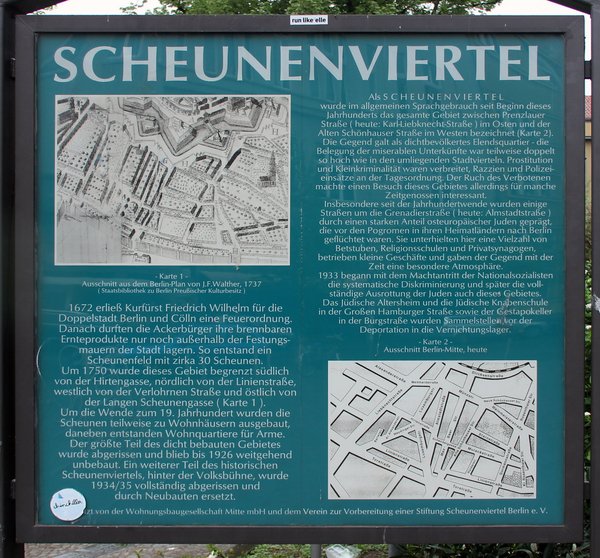 Informationstafel mit historischem Text und zwei Karten zum Scheunenviertel in Berlin, darunter ein alter Stadtplan von 1737 und ein moderner Stadtplan von heute