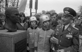 Ansicht Gedenktafel Juri Gagarin - 1978 - Alt Treptow