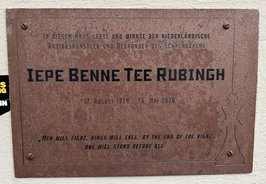 Eine rote Tafel mit Text über Iepe Rubingh, am unteren rechten Rand ist die Schachfigur König eingraviert.