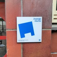 Ansicht Gedenktafel Zwangsräume Briesestraße 75 - 2024 - Neukölln