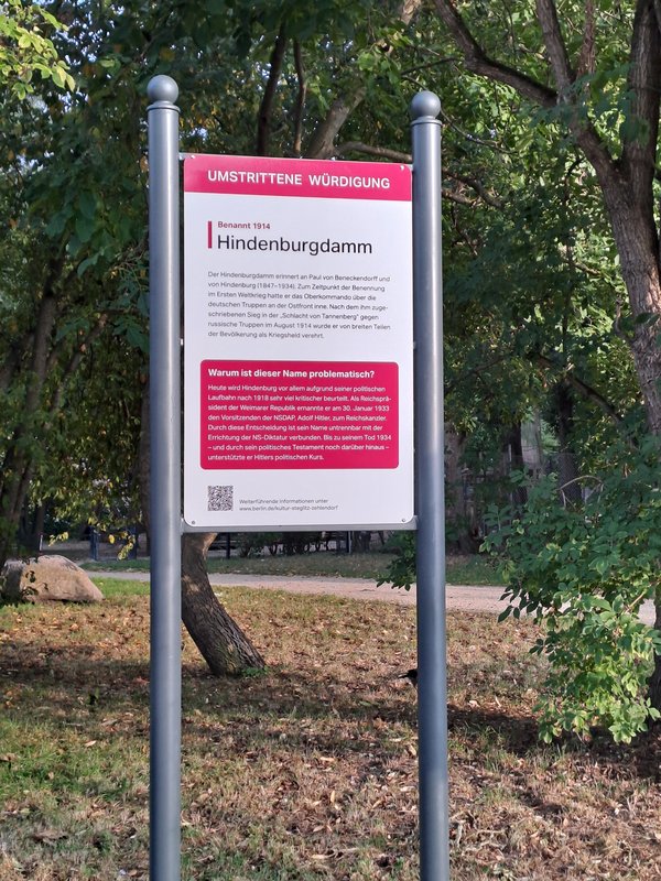 Ansicht Gedenktafel Umstrittene Würdigung - Hindenburgdamm