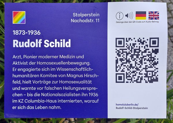 Gedenktafel mit Text zu Rudolf Schild, Arzt und Aktivist der Homosexuellenbewegung, mit QR-Code und Flaggen von Deutschland und Großbritannien