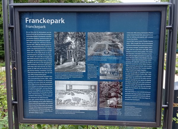 Informationstafel im Franckepark mit Texten, historischen Fotos und einem Lageplan des Parks.
