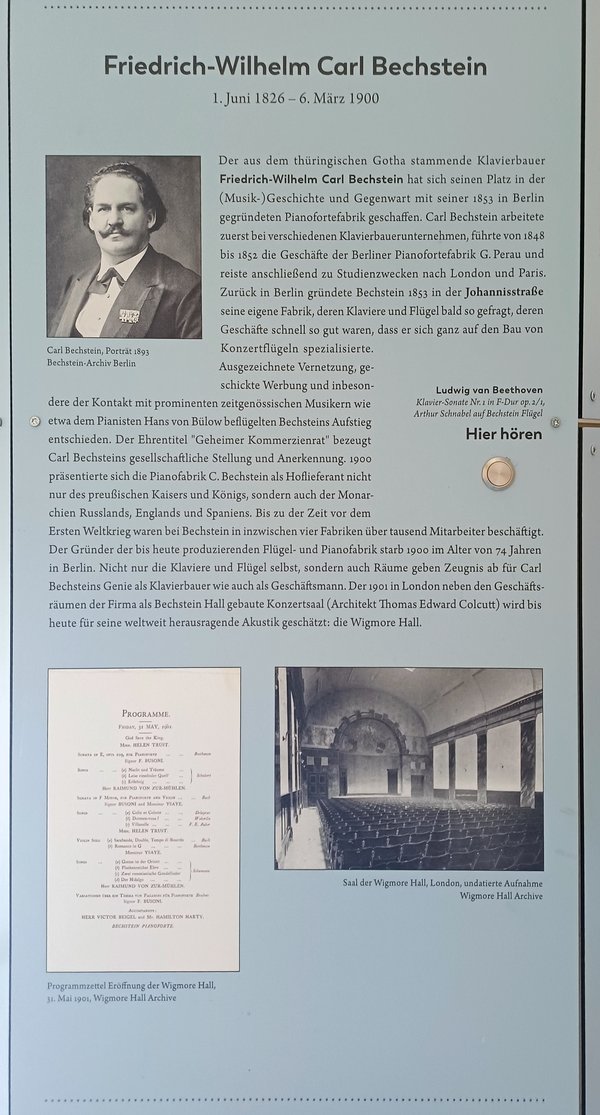 Gedenktafel mit Text, einem Porträt von Friedrich-Wilhelm Carl Bechstein, Bildern und einem Audio-Knopf mit Musik vom Bechstein-Klavier.