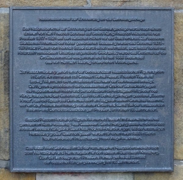Eine gusseiserne Tafel mit viel Text über die Befreiungskriege.