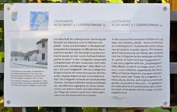 Informationstafel mit Text und einem Bild über den Lichtgarten. Ein Wappen und Lageplan sind auch abgebildet.