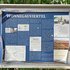Informationstafel mit Text und Bildern zum Wonnegauviertel, befestigt an einem Metallrahmen im Freien