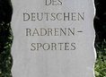 Ansicht Gedenktafel Radrennfahrer