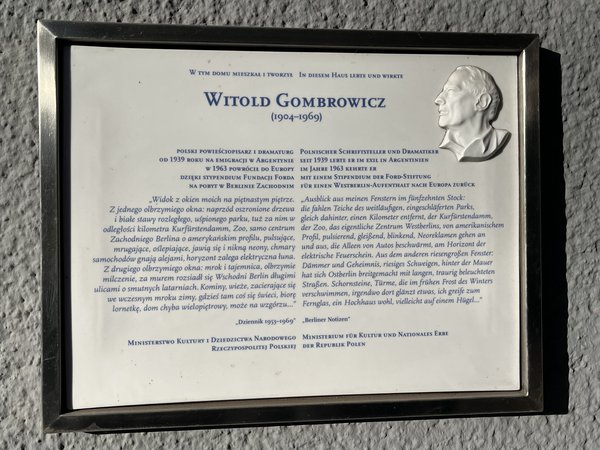 Gedenktafel für Witold Gombrowicz mit Text in polnischer und deutscher Sprache und einem kleinen Reliefporträt an einer Wand