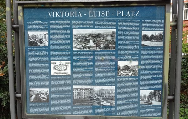 Blauen Informationstafel mit Text und historischen Bildern zum Viktoria-Luise-Platz.