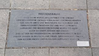 Ansicht Gedenktafel Friedensbaum - 2021 - Friedrichshain