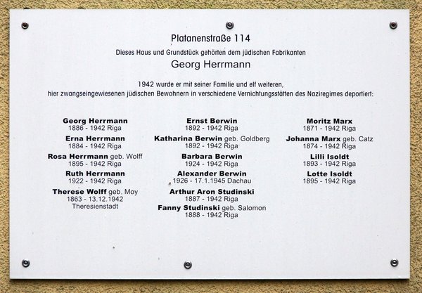 Ansicht Gedenktafel Georg Hermann / Jüdische Hausbewohnerinnen und -bewohner