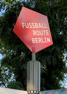 Ansicht Gedenktafel Fußballroute - 2:6 Girulatis-Sportgeschäft - 2015 - Prenzlauer Berg
