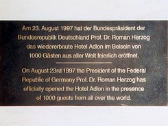 Ansicht Gedenktafel Wiedereröffnung des Hotel Adlon - 1997 - Mitte