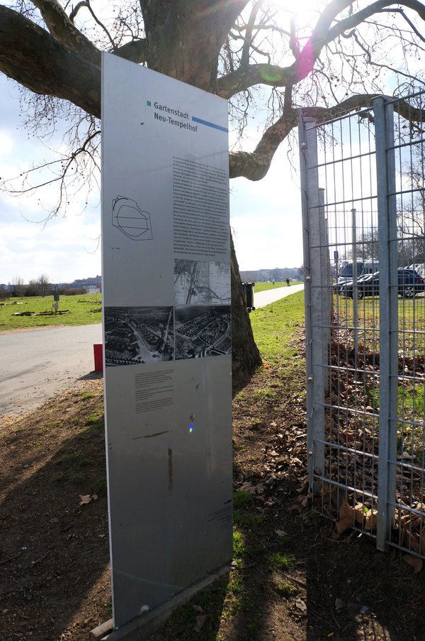 Ansicht Gedenktafel Gartenstadt Neu-Tempelhof (Informationspfad Tempelhofer Feld 19)