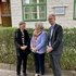 Ulrike Lauber, Cerstin Richter-Kotowski und Georg Friedrichs stehen vor der Gedenktafel