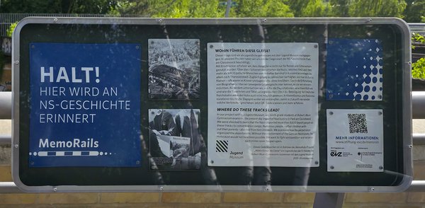 Gedenktafel mit Text und historischen Fotos erinnert an NS-Geschichte an den Yorckbrücken, enthält QR-Code und Hinweis auf MemoRails