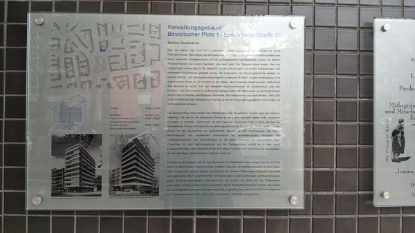 Ansicht Gedenktafel Verwaltungsgebäude Bayerischer Platz 1