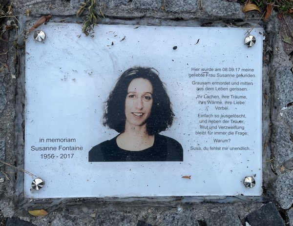 Gedenktafel mit Schwarz-weiß-Porträt einer Frau und Text in Erinnerung an Susanne Fontaine, eingebettet in Pflastersteine