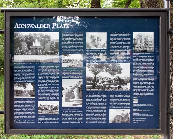 Gedenktafel mit Text und historischen Schwarz-weiß-Fotografien zum Arnswalder Platz in Prenzlauer Berg