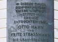 Ansicht Gedenktafel Otto Hahn und Fritz Strassmann